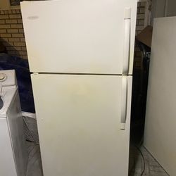 EXCELLENT RUNNING FRIGIDAIRE FRIDGE. FREEZER &  FRIDGE  BOTH WORK GREAT! NO ISSUES ! 18 cu.ft.  SEE IT RUN IN MARRERO. 