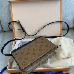 📚  BRAND NEW Louis Vuitton Leather Book Clutch Reverse Monogram New with Box
