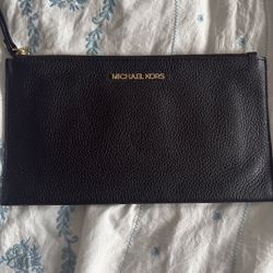 Clutch (wristlet) 