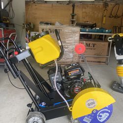 Concrete cutting saw