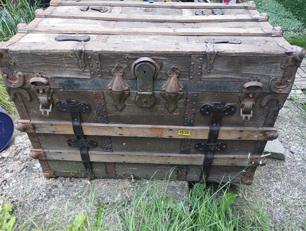Antique Traveling Trunk / Chest
