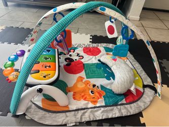Baby play mat and tummy time