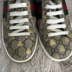 Authentic Gucci WOMEN'S ACE GG SUPREME SNEAKER WITH BEES Sz. 37-1/2. 550051