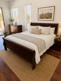 Solid Wood King Sleigh Bed Set – Timeless Design, Excellent Condition! 🛏️