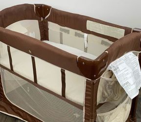Arm's Reach Co-Sleeper bedside bassinet Portable bedside bassinet / co-sleeper /play yard