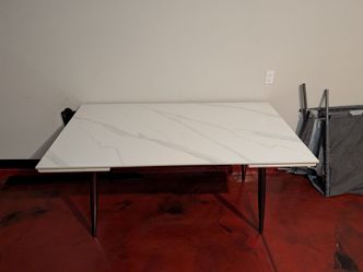 Extendable Dining Table – Seats 8 Comfortably