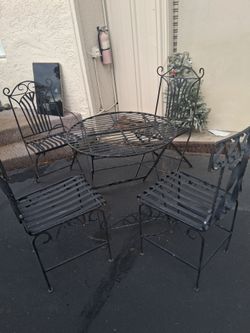 Vintage Wrought Iron Bistro Set – Round Table & 4 Chairs