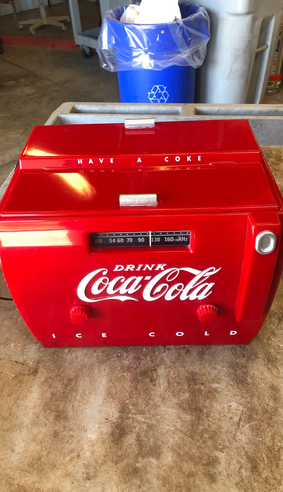 Vintage Coca-cola cooler style AM FM Radio