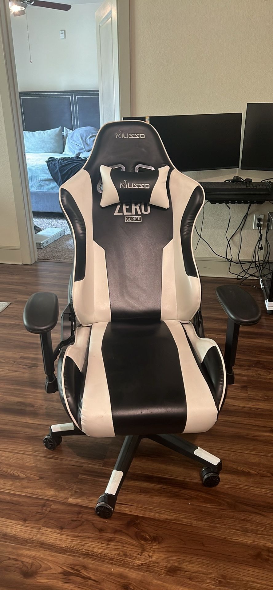 Musso Extra Large White And Black Gaming Chair