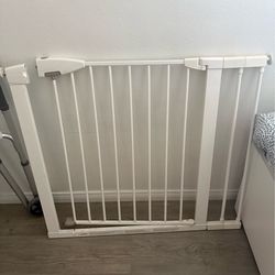 Munchkin baby gate
