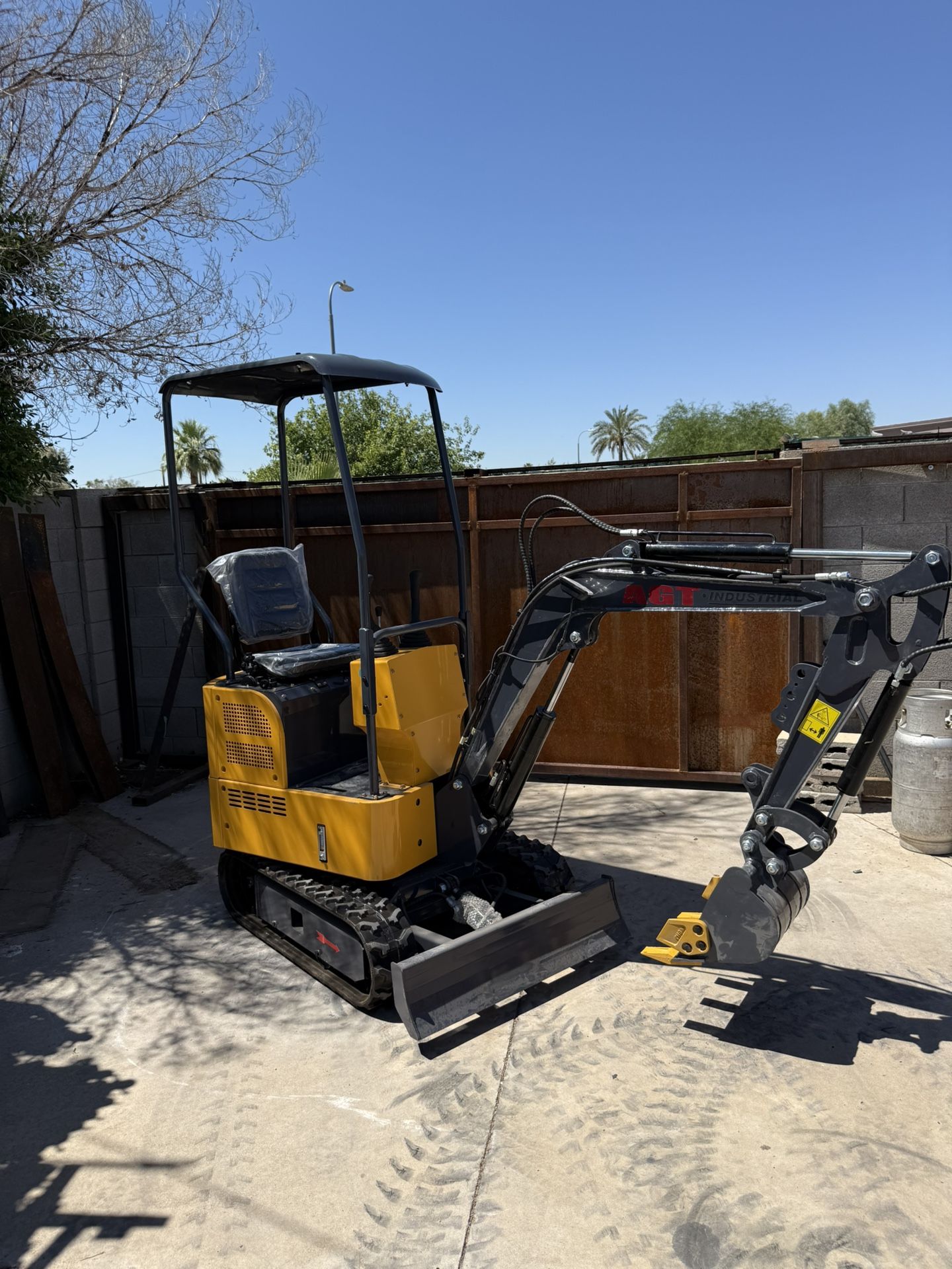 NEW AGT 1.2 Ton Mini Excavator – 13.5HP Briggs & Stratton Gas Motor