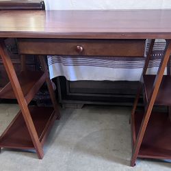 Desk table. Pier one furniture, excellent condition. Hablo Español Y Hago Entrego