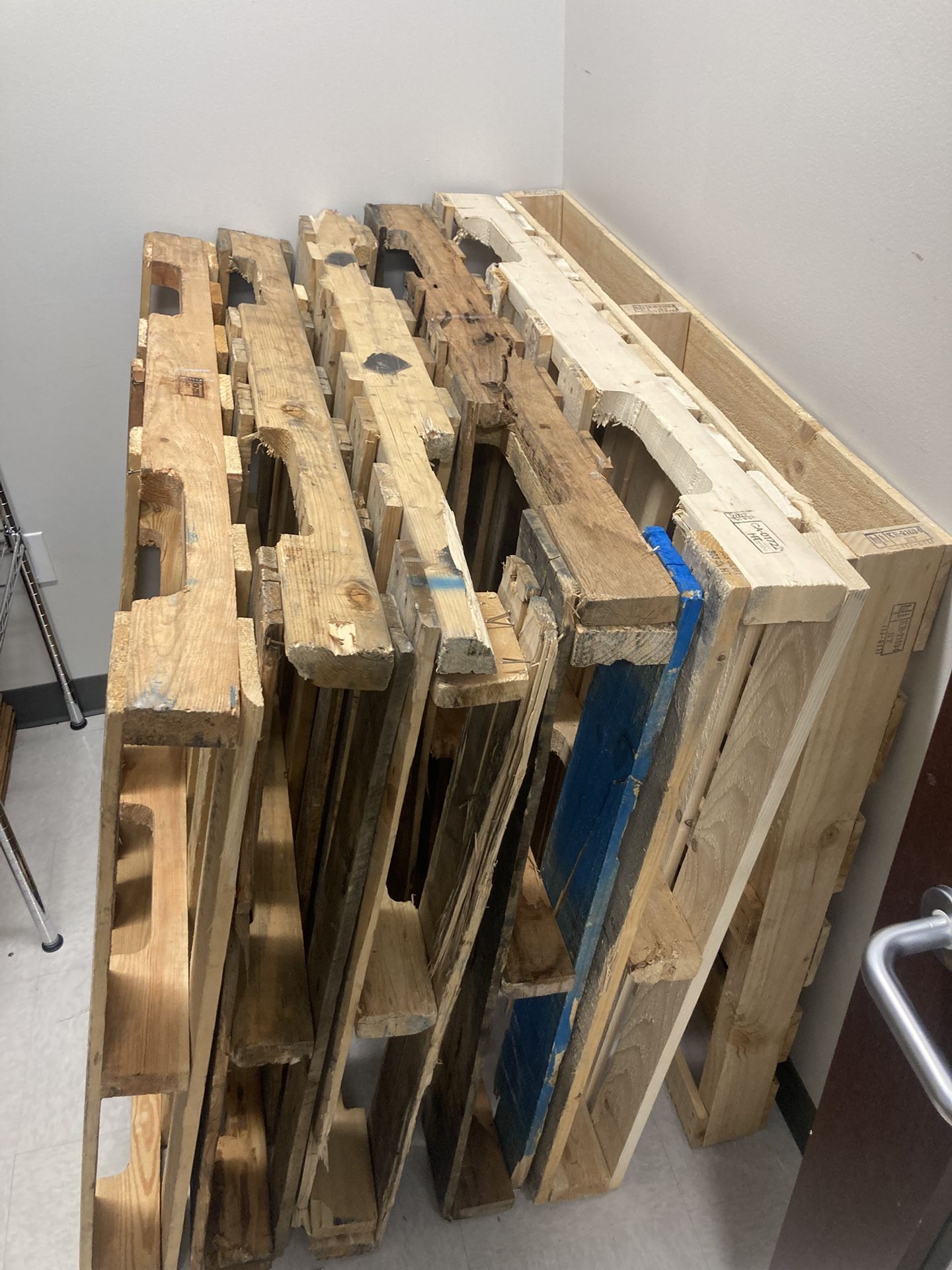 Free Wood pallets