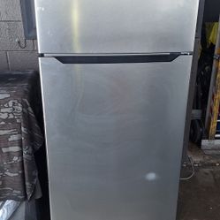 USED REFRIGERATOR (APARTMENT SIZE)