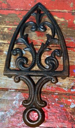 antique wilton Black Arrow Shape Floral Cathedral Style Cast Iron Trivet (READ DESC)