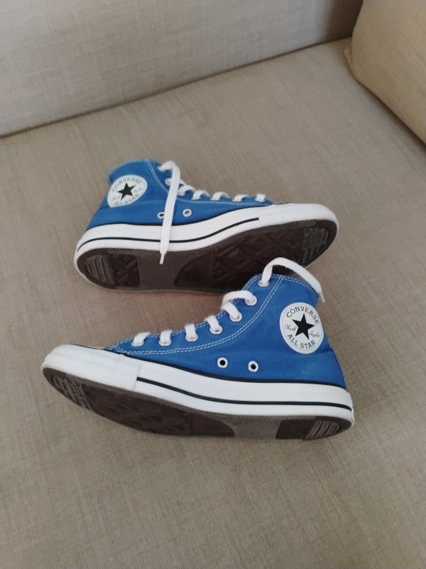 Blue Converse $40 Size 8 Woman &Men