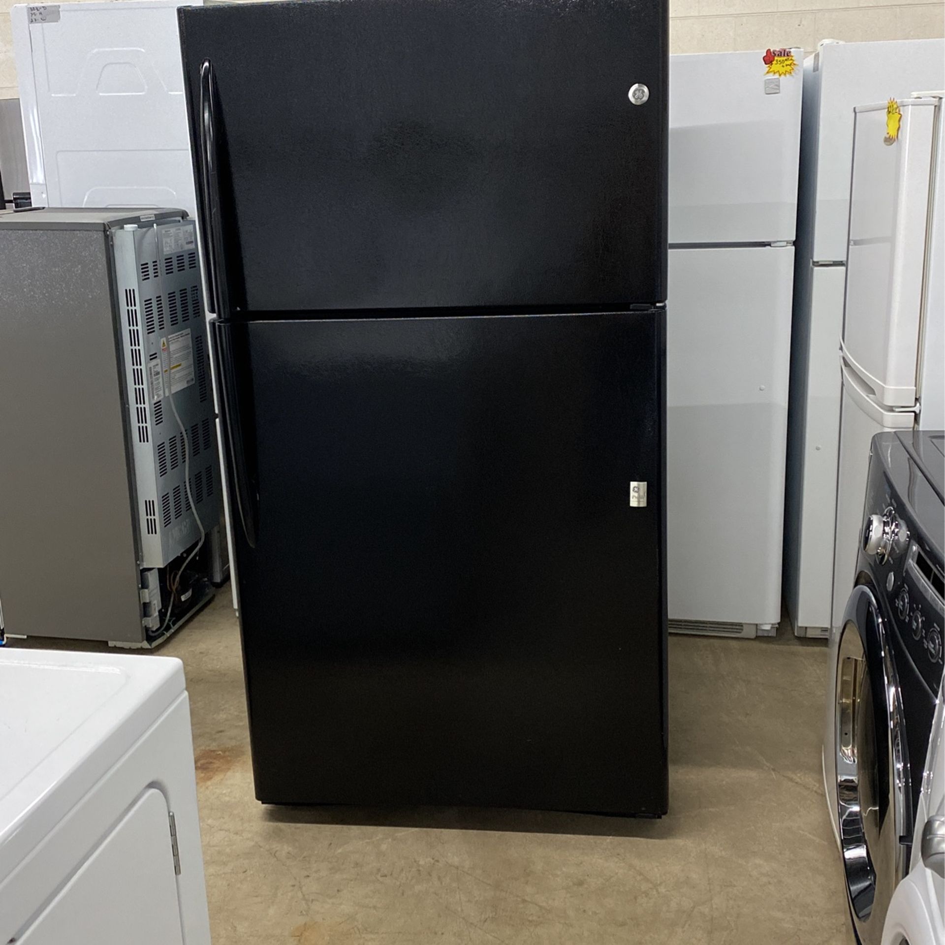 G.E Refrigerator Top Freezer Black