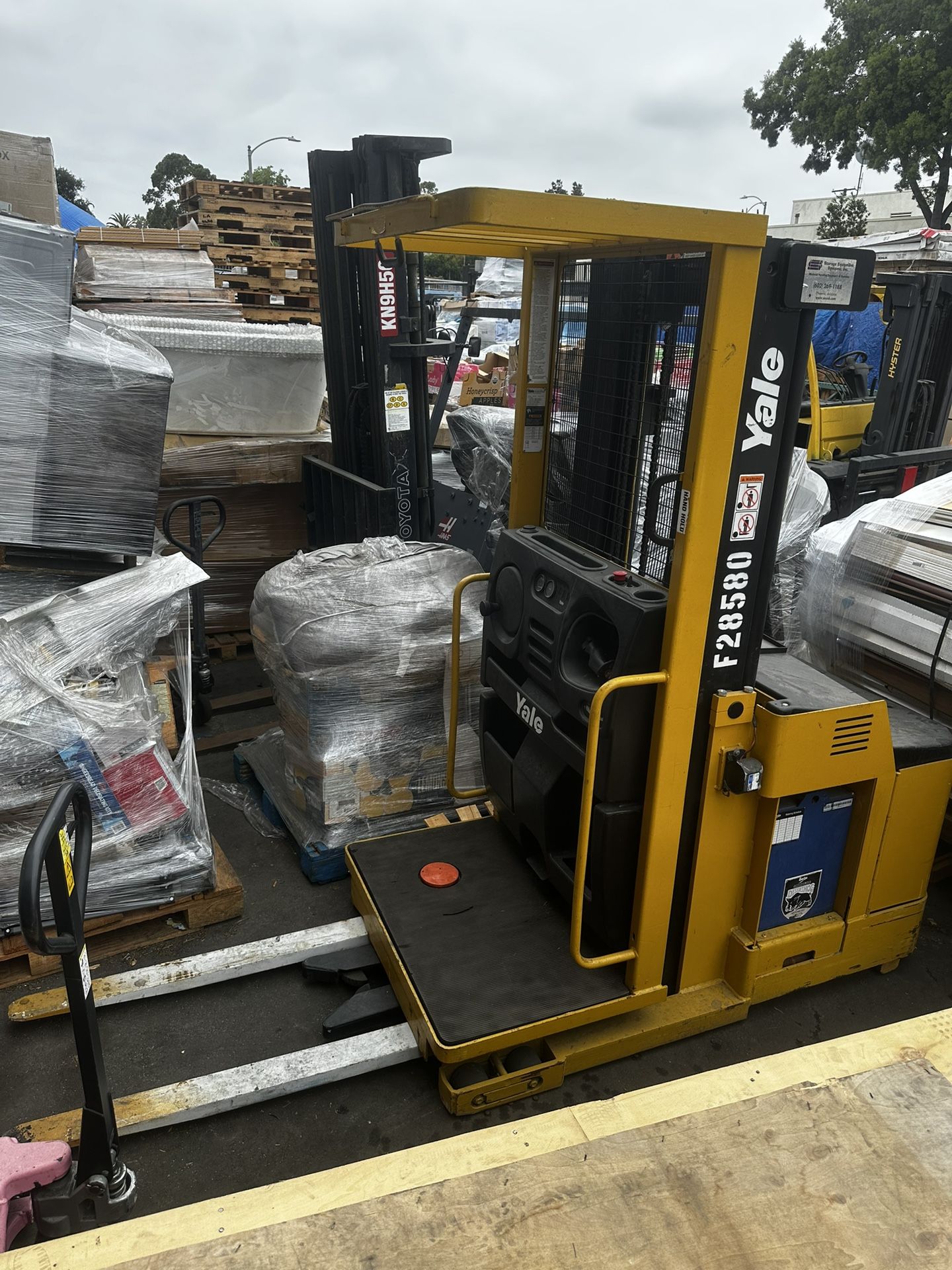 Yale Order Picker Lift