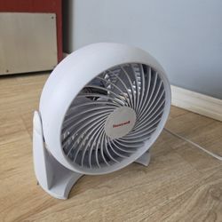 Honeywell TurboForce Small Desk Fan - White