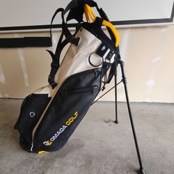 Golf bag self standing with rain cover, carry strap, and 4-way devider