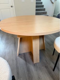 Extendable dining table BRAND NEW