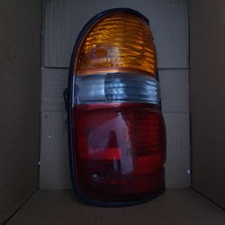 Left toyota tacoma 2002 rear light part