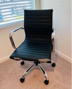 Black desk chair