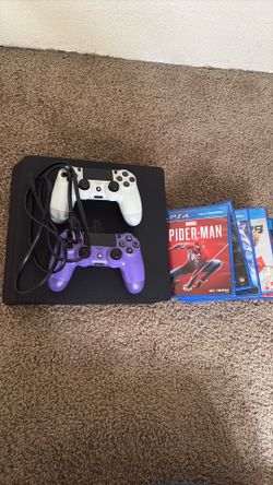 Ps4 slim two controllers and games