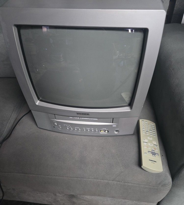 13" Color Toshiba Retro Gaming CRT TV/VCR COMBO Model #: MV13N3 w/ remote