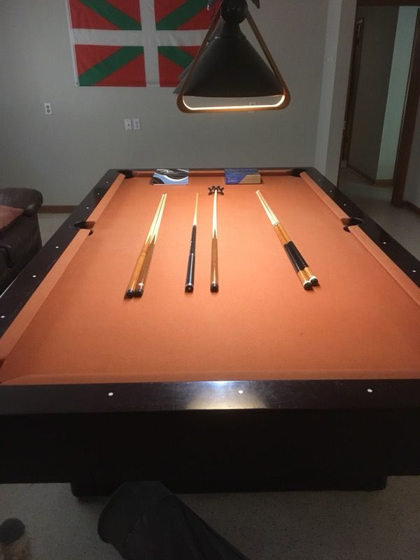 Pool table - 9ft tournament table with 5 pool sticks and lamps