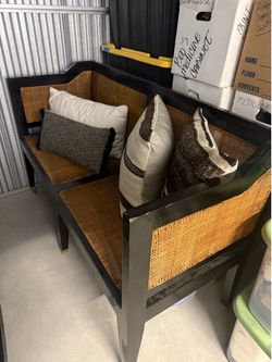 Rolling bench with pillows