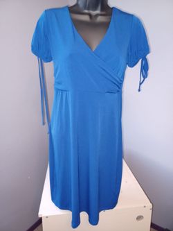 Enfocus Studio Blue V-neck Short Sleeve Dress Size 4
Stylish Enfocus Studio dress. Has a vibrant blue color with a V-neck. Short sleeves have ties. Ru
