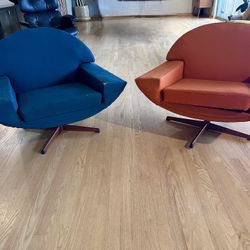 Mid Century "Capri" swivel lounge chairs designed by Johannes Andersen for Trensum