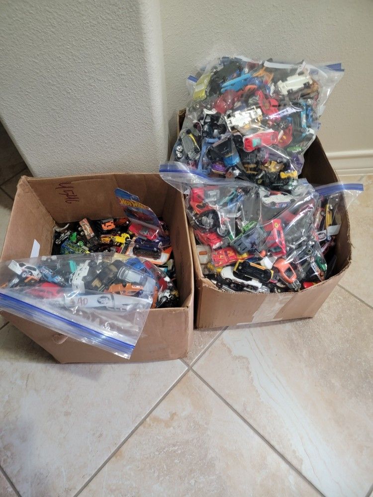 Over 1000 Hot Wheels Matchbox And Others All For $220