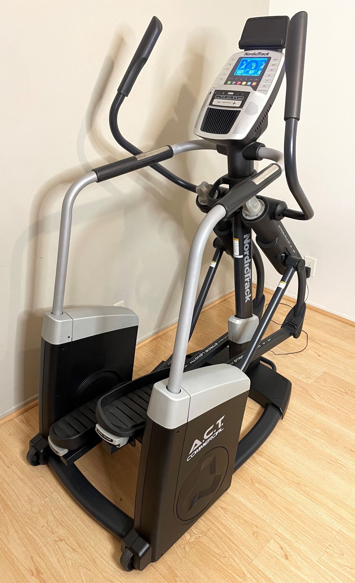 NordicTrack A.C.T. Commercial Elliptical Cross-Trainer Exercise Workout Machine Cardio Fitness Gym