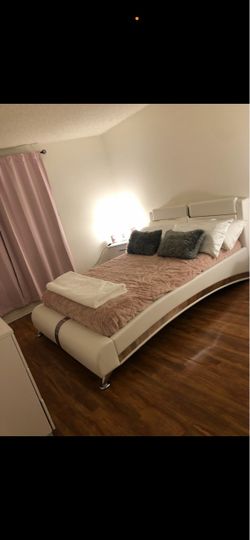 Queen bed w night stand