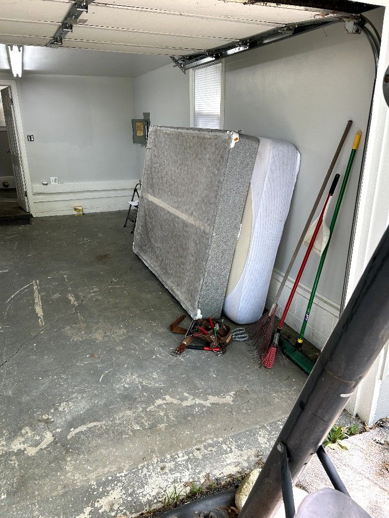 Queen Matress W/box Spring