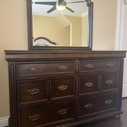 4-piece Ashley Furniture Queen Size Bedroom Set