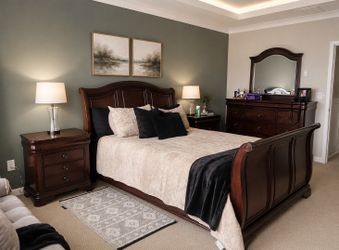 PRICE DROP!!MUST GO!!! MOVING 🍒CHERRY SLAY BED SET W/ CHEST, NIGHTSTANDS & VANITY