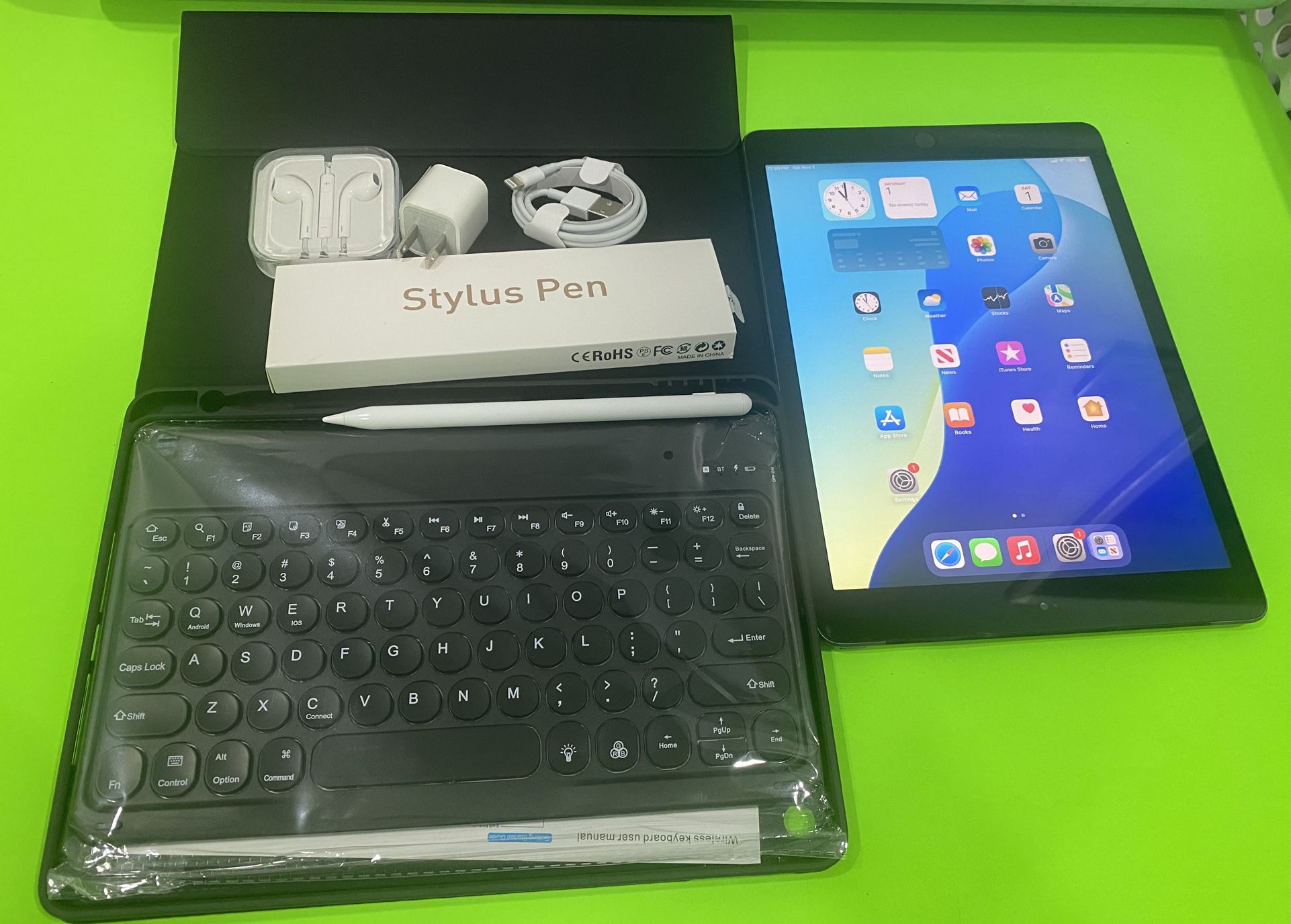 Apple IPad 7th generation  32 GB Unlocked With Keyboard 