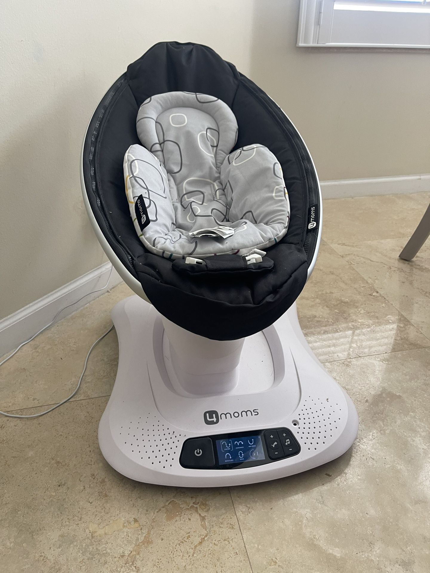 4moms Mamaroo Multi Motion Baby Swing- SUPER CLEAN- LIKE NEW 