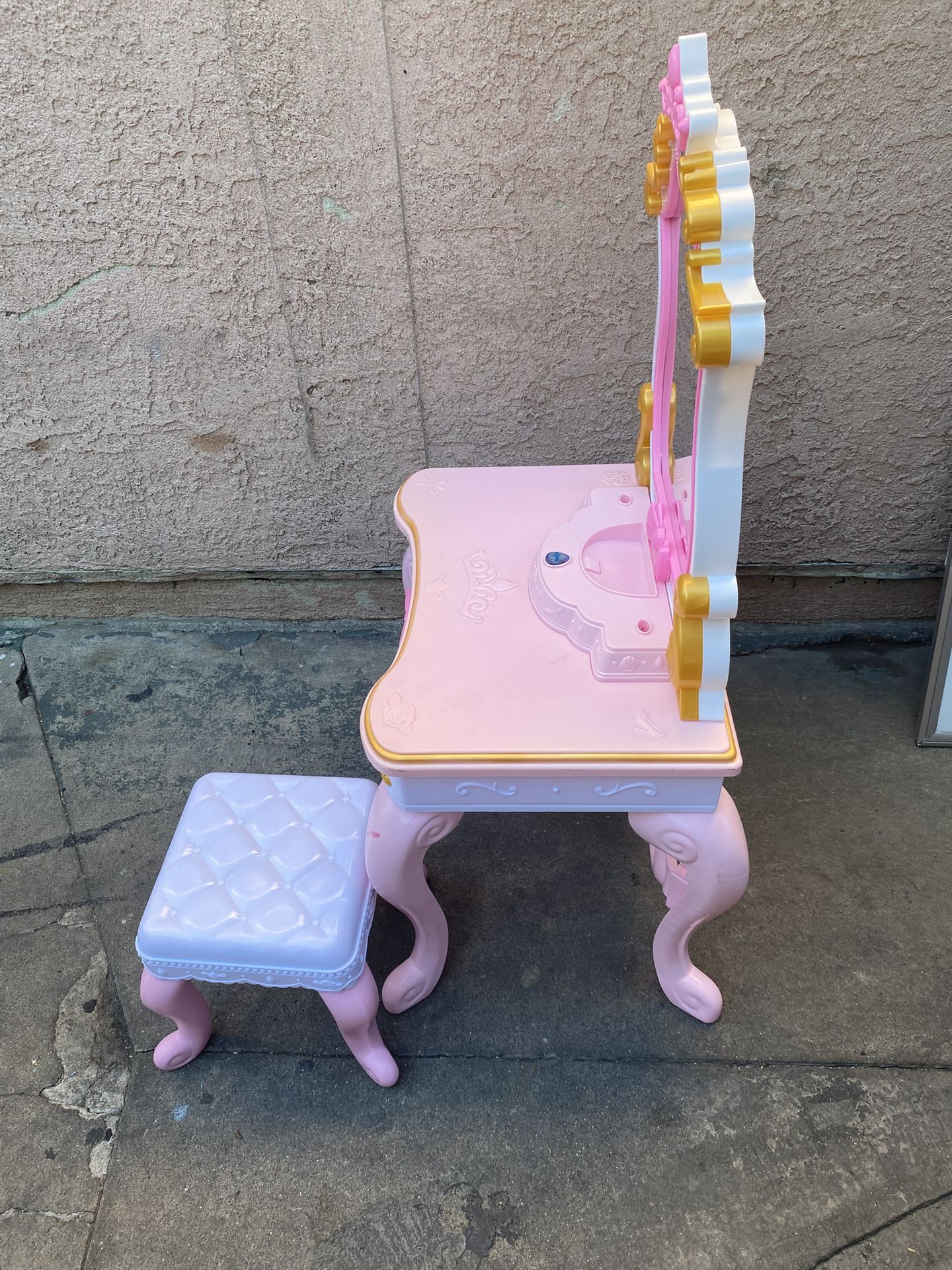 Kids Vanity With Chair