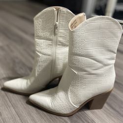 3 Pairs Of Boots Women’s 5.5 $25