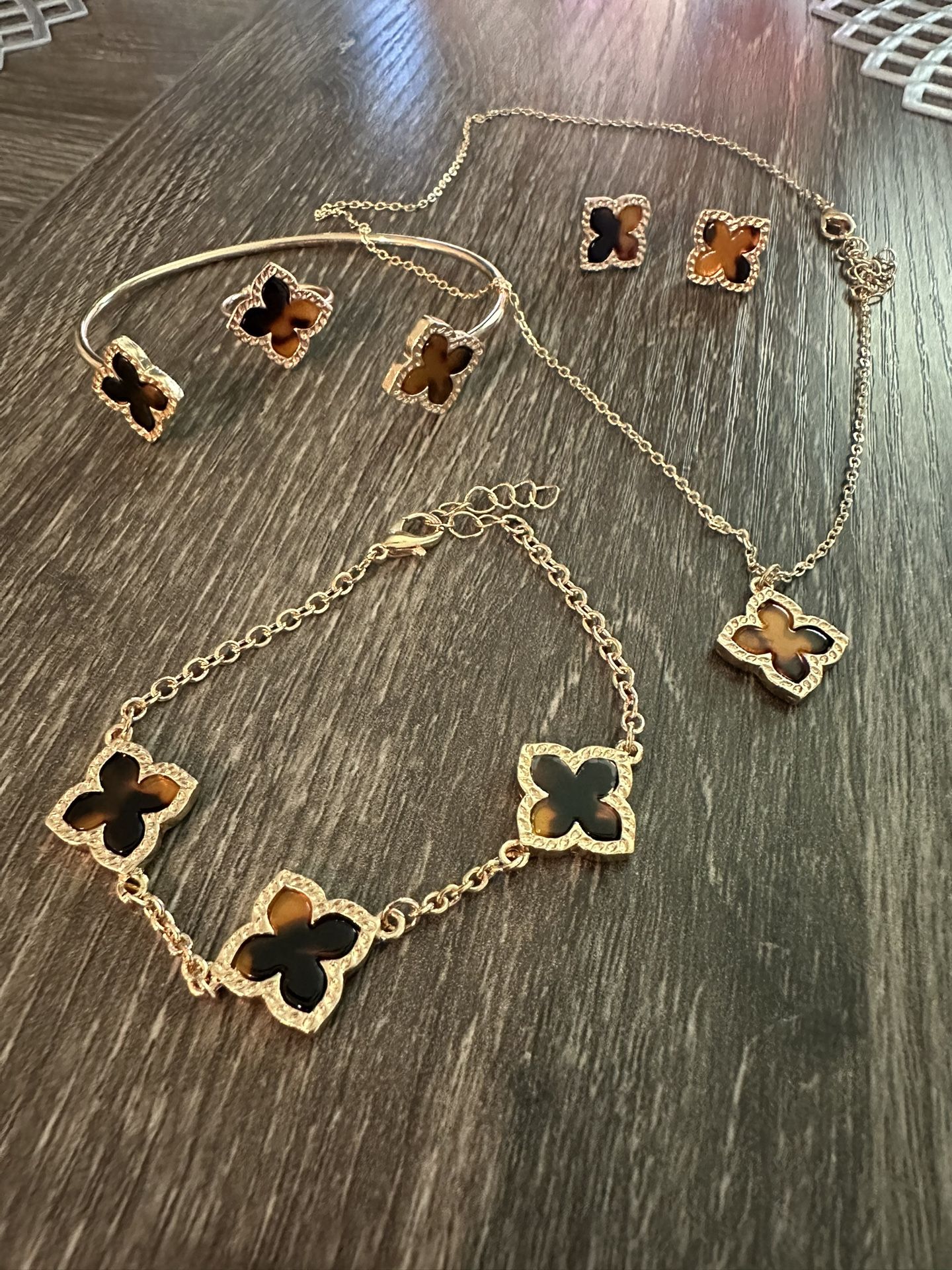 New— Brown Hollow Out Four-Leaf Clover Vintage Elegant Women's Set
