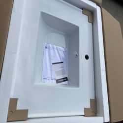 Swiss Madison - Voltaire 31 in. Vanity Top in Glossy White with 1-Basin. New In Box 