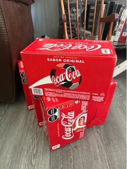 Caja de FIFA 26 con  4 cocas y un balón