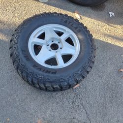 Vendo Un Set Rines Y Llantas Semi Nuevas  Marcas ATLAS Medidas  LT 265/70R17 De 6 Birlos Para  Chevy  Precio $850 