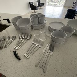Complete Kitchenware Set – Plates, Mugs, Glasses, Bowls & Cutlery – Excellent Condition!