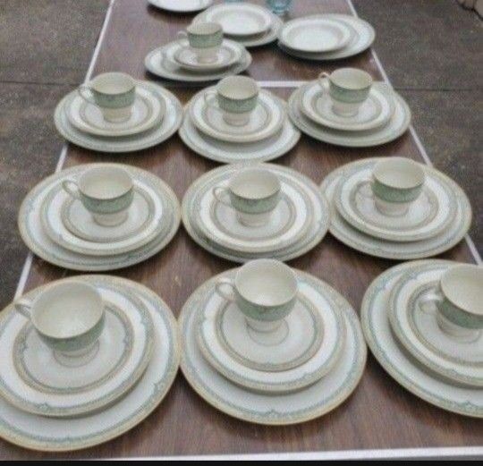 45 Pieces Mikasa Dinnerware Set