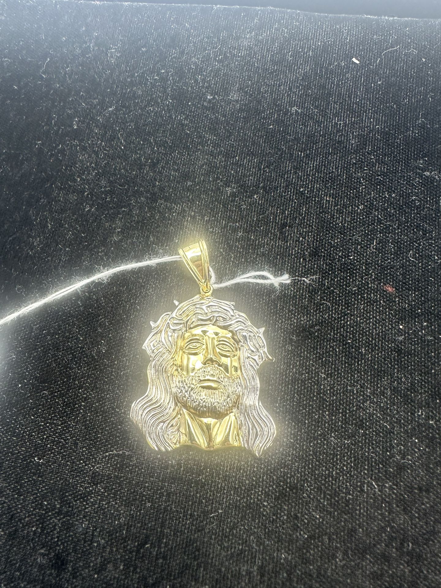 Beautiful 10kt TT Jesus Head Pendant